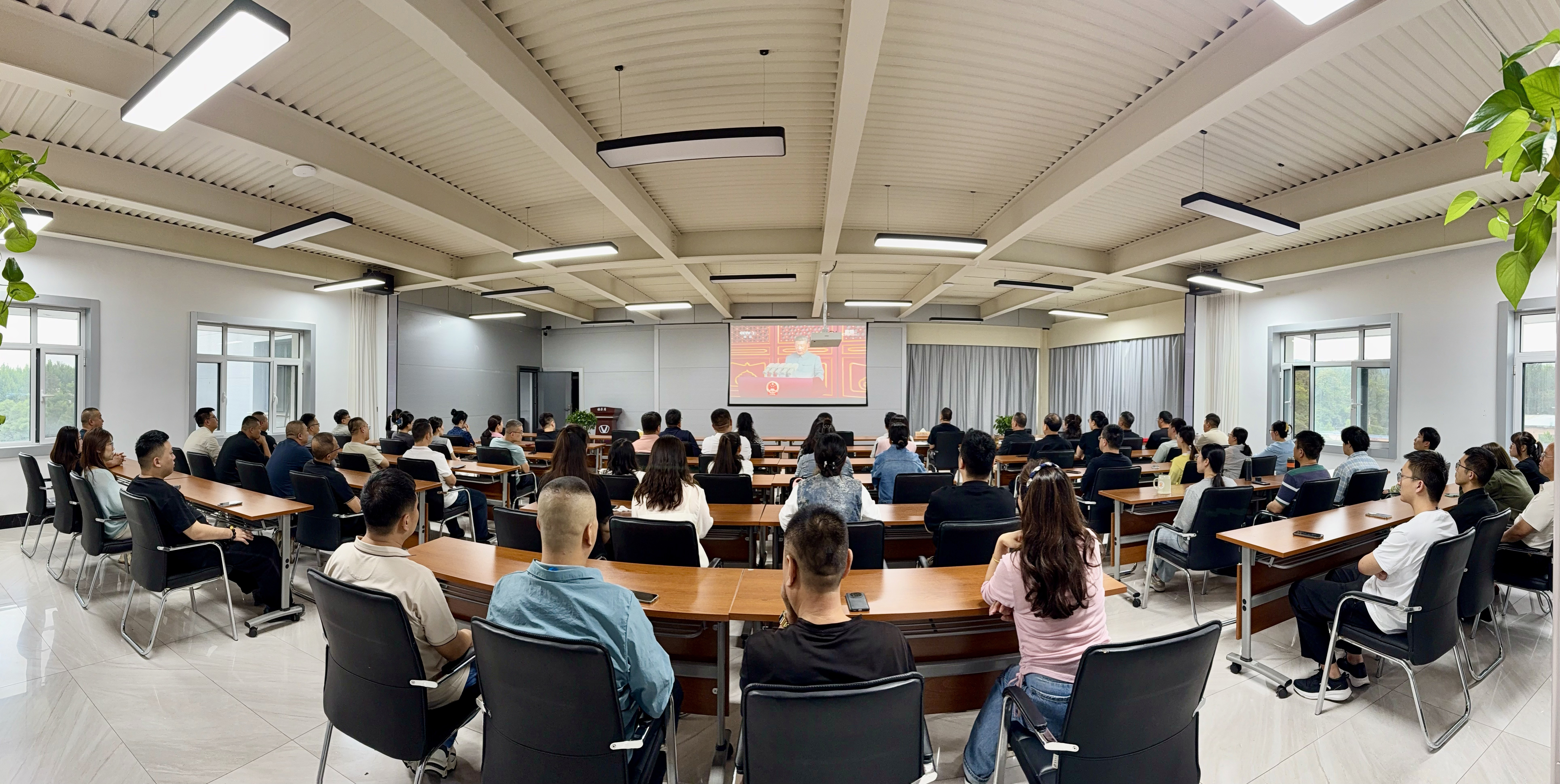 sunbet申搏组织观看抗战胜利八十周年阅兵式  激发爱国热情 凝聚奋进力量