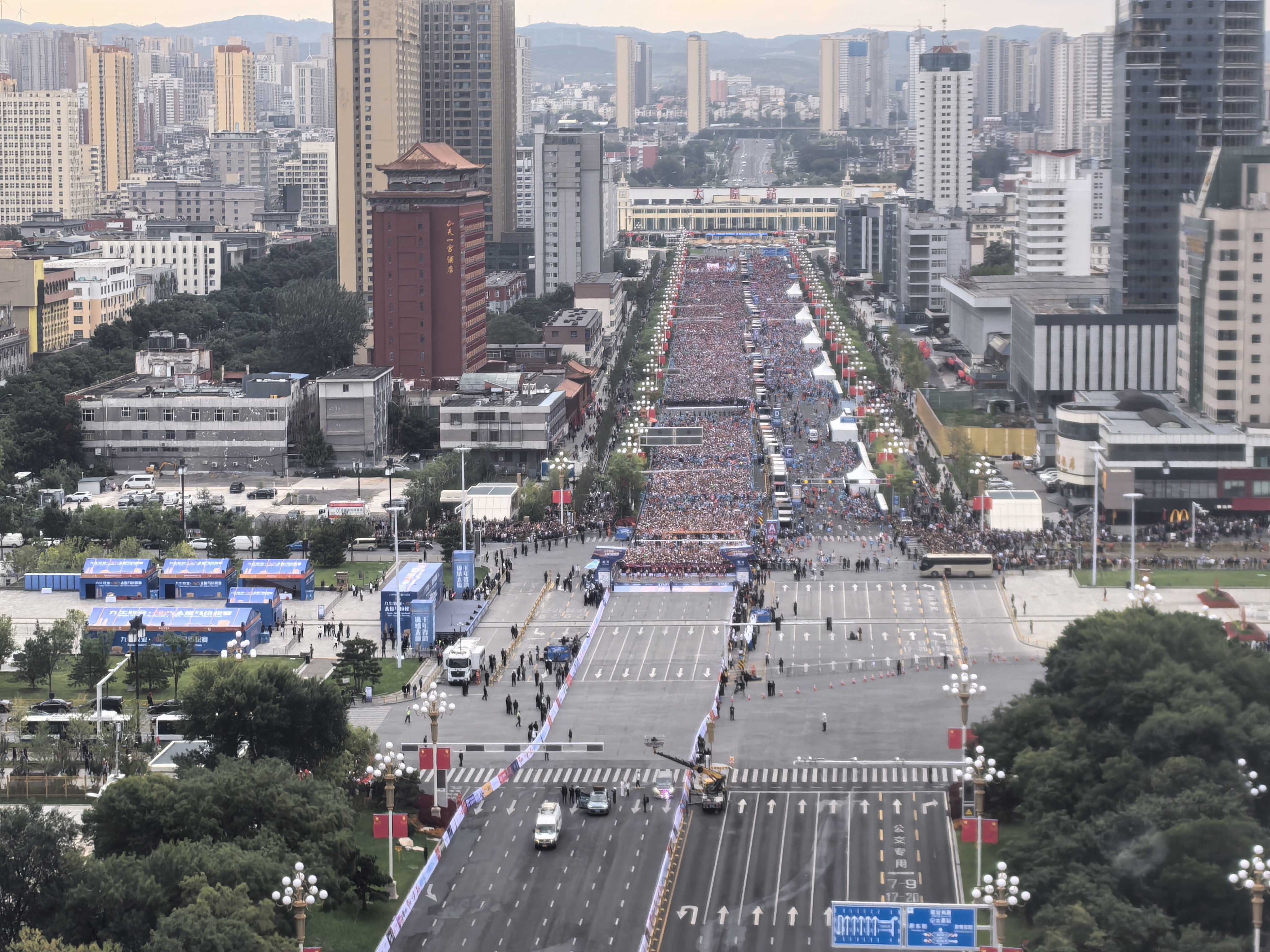 成功航拍锦绣龙城，“小松鼠”蓝天展太马盛况